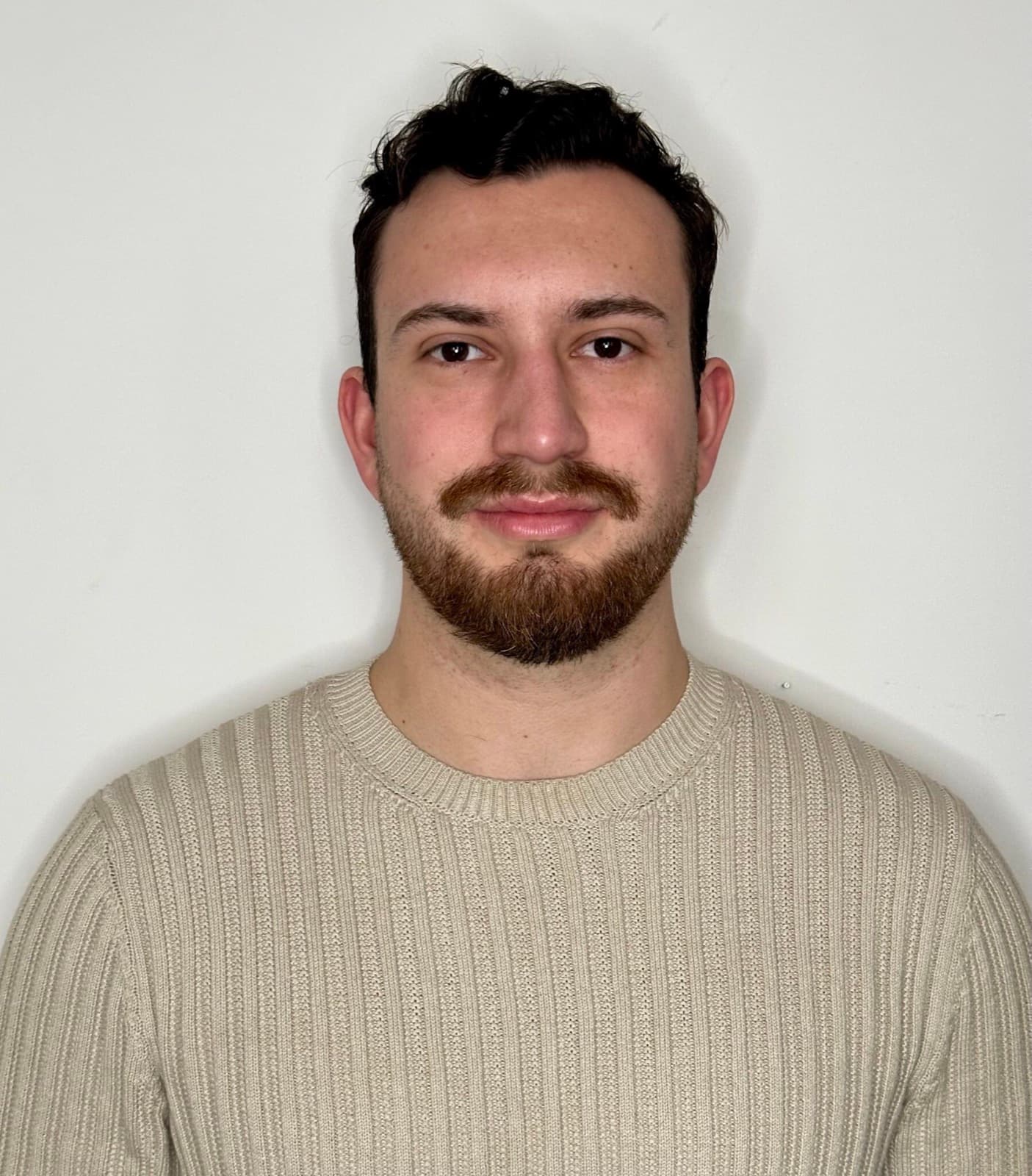 Porträt von Alberto Rodriguez im beigen Strickpullover vor hellem Hintergrund